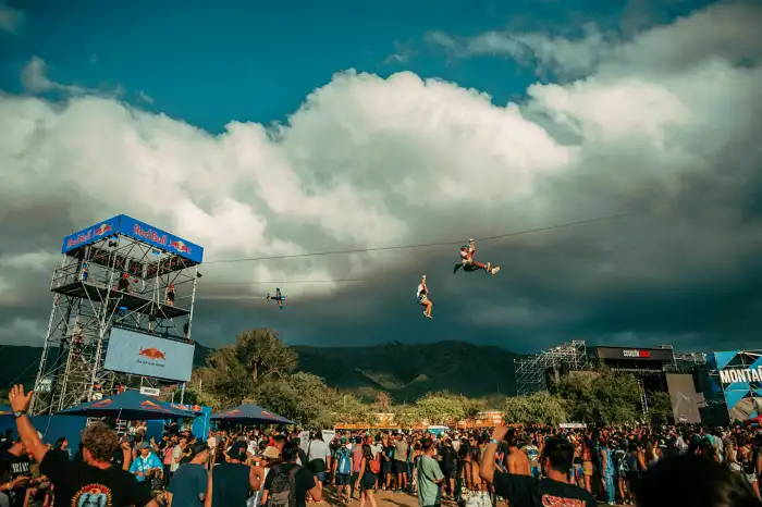 Tirolesa en el Cosquín Rock 2025 montada por Tirolesas Argentina